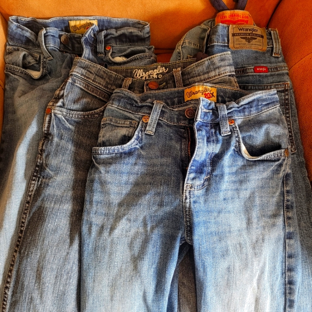 Boys jeans 5 pairs. 3 pairs 10 slims 2 pair 12 slims. 4 wranglers 1 levis